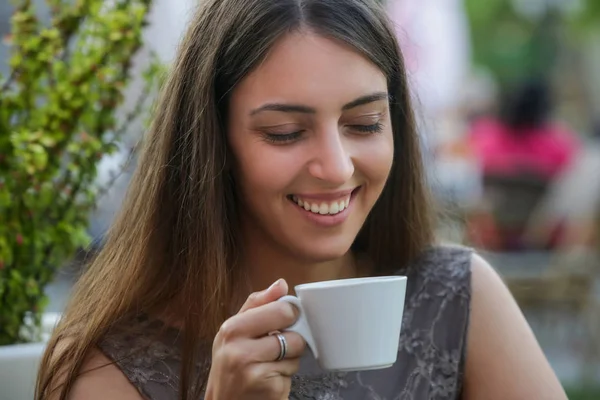 Portret Młodej Pięknej Kobiety Siedzącej Kawiarni Świeżym Powietrzu Picia Kawy — Zdjęcie stockowe