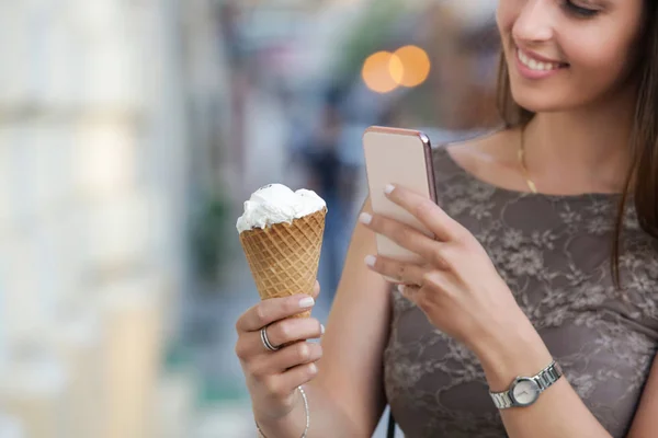 Молодая Улыбающаяся Женщина Городской Улице Держит Фотографирует Ванильное Мороженое — стоковое фото