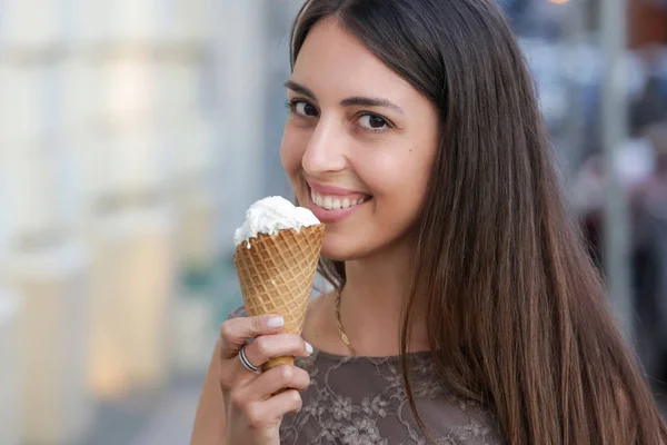 Şehir Sokakta Genç Gülümseyen Kadın Vanilyalı Dondurma Koni Tutan — Stok fotoğraf