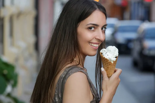 Şehir Sokakta Genç Gülümseyen Kadın Vanilyalı Dondurma Koni Tutan — Stok fotoğraf