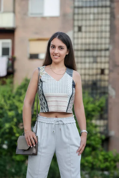 Jovem Mulher Moda Posando Rua Frente Fachada Edifício — Fotografia de Stock