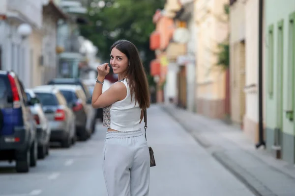 Молода Модна Жінка Позує Вулиці Літній Вечір — стокове фото