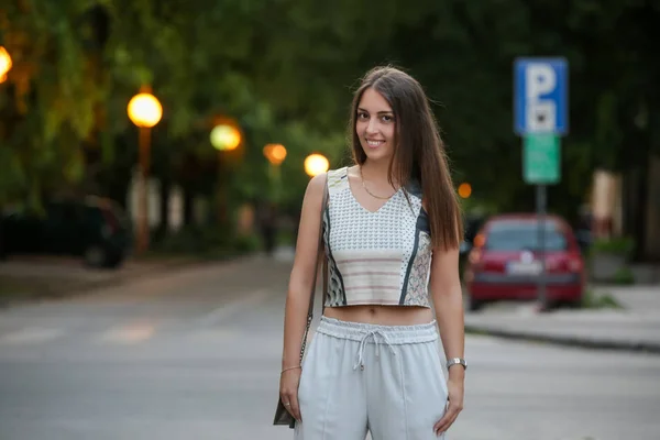夏天晚上在街上摆姿势的年轻时尚女人 — 图库照片