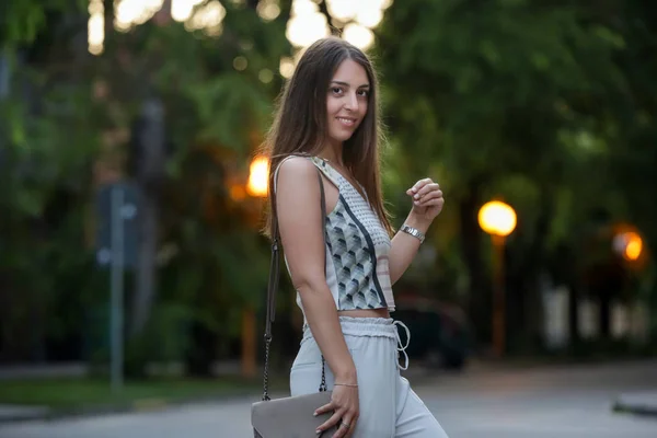 Joven Mujer Moda Posando Calle Noche Verano —  Fotos de Stock