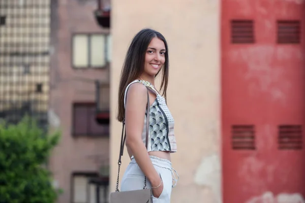 Mujer Joven Moda Posando Calle Frente Fachada Del Edificio —  Fotos de Stock