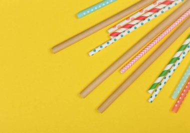 Tek kullanımlık plastik pipetler için alternatif olarak yeniden kullanılabilir bambu pipetler