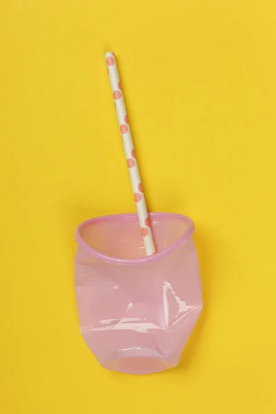 일회용 플라스틱 다채로운 배경에 플라스틱 유리와 마시는 빨대를 — 스톡 사진