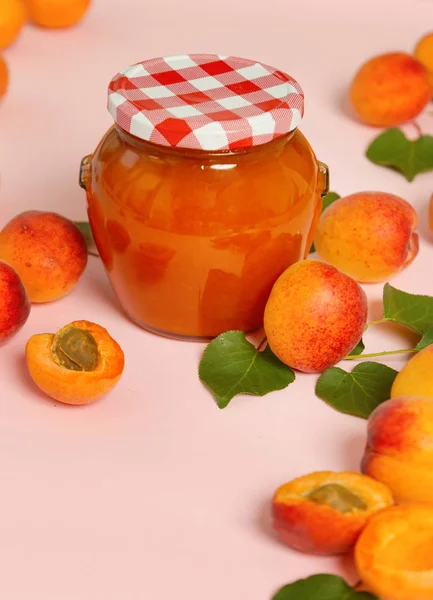 Jar Apricots Jam Fresh Apricots Pink Background — Stock Photo, Image