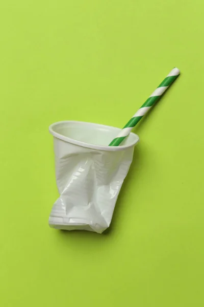 Problema Plástico Uso Único Vidro Plástico Usado Palha Bebida Fundo — Fotografia de Stock