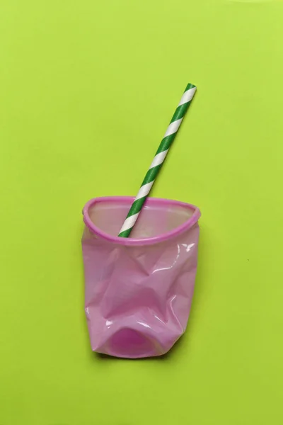 일회용 플라스틱 다채로운 배경에 플라스틱 유리와 마시는 빨대를 — 스톡 사진