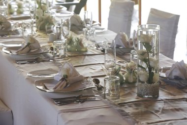 Zarif beyaz yemek masası aranjmanı