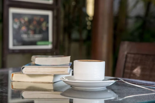 Kaffekopp Och Boka Bordet Perfekt Morgon Koncept Inga Människor — Stockfoto