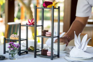 Masada güzel zarif ikindi çayı aranjmanı