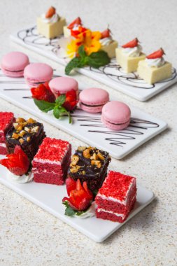 Farklı türde çerezler n uzun zarif tepsiler düzenlenmiş