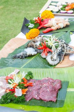 Çiğ et, deniz ürünleri ve sebzeler barbekü veya açık havada pişirme için hazır