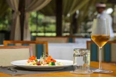 Mantı ve bir kadeh şarap restoran masasında servis edilir