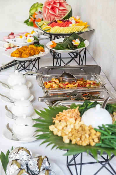 Maravilhosamente Decorado Mesa Banquete Catering — Fotografia de Stock