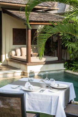 Boş tabaklarla öğle yemeği için açık beyaz masa kuruldu