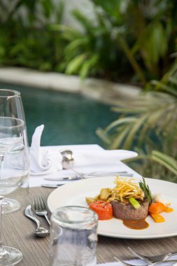 Beefsteak buğulanmış sebze, Nefis yemek, yaratıcı restoran yemek konsepti ile servis