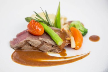 Beefsteak buğulanmış sebze, Nefis yemek, yaratıcı restoran yemek konsepti ile servis