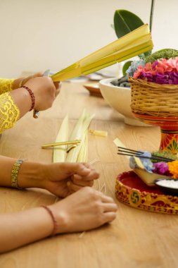 Kültür Atölyesi, Canang Sari, Tanrılara Bali Hindu Teklifleri yapma