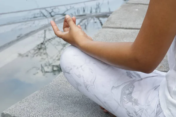 Mujer Meditando Una Posición Loto Yoga Piscina Mano Cerca — Foto de Stock