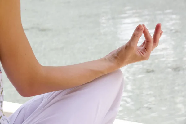 Mulher Meditando Uma Posição Ioga Lótus Piscina Mão Perto — Fotografia de Stock
