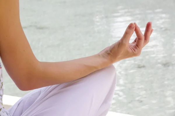 Mujer Meditando Una Posición Loto Yoga Piscina Mano Cerca — Foto de Stock