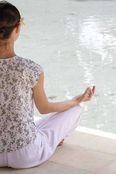 Mujer Meditando Una Posición Loto Yoga Piscina Mano Cerca — Foto de Stock