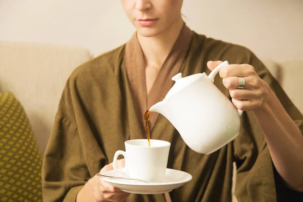 Donna Che Versa Caffè Dal Bollitore Nella Tazza — Foto Stock