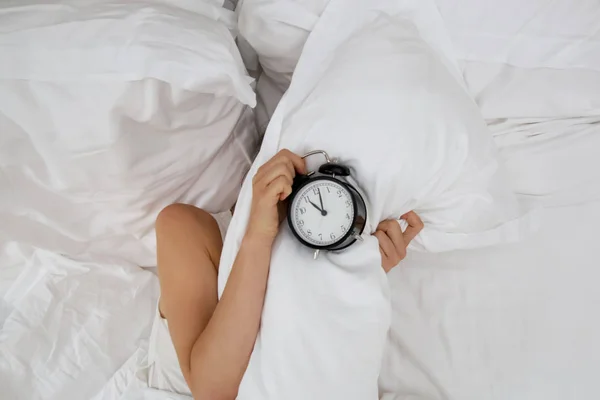 ベッドの中で 枕で頭を覆う 認識できない女性 彼女は目を覚ましたくない — ストック写真