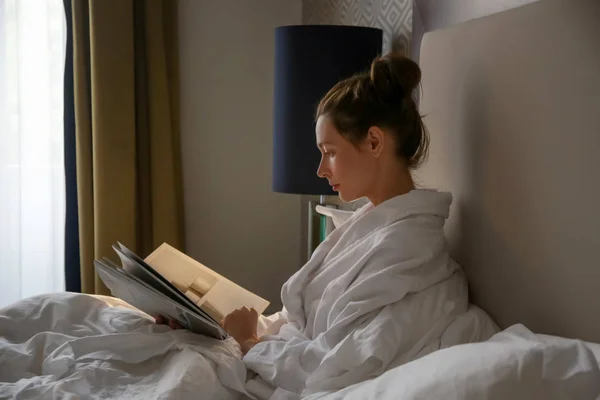 Güzel Bir Genç Kadın Yatakta Kitap Okuma — Stok fotoğraf
