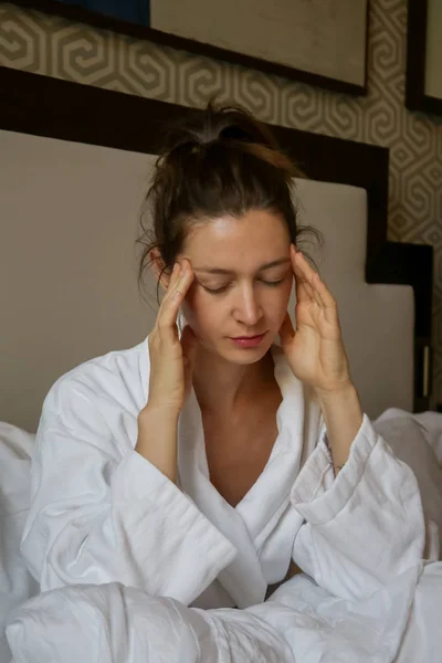 ベッドに座っている若い悲しい女性 うつ病 人間関係の困難 片頭痛やつわりの概念 — ストック写真