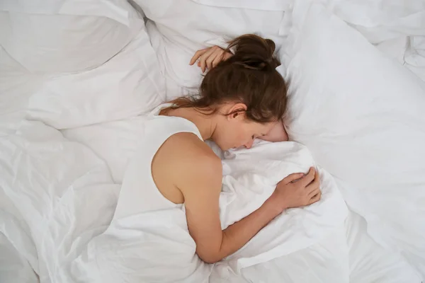 Jonge Mooie Vrouw Slapen Bed Witte Lakens Top Uitzicht — Stockfoto