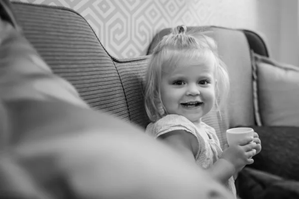 Крытый Портрет Маленькой Девочки Пьющей Молоко Керамической Чашки — стоковое фото