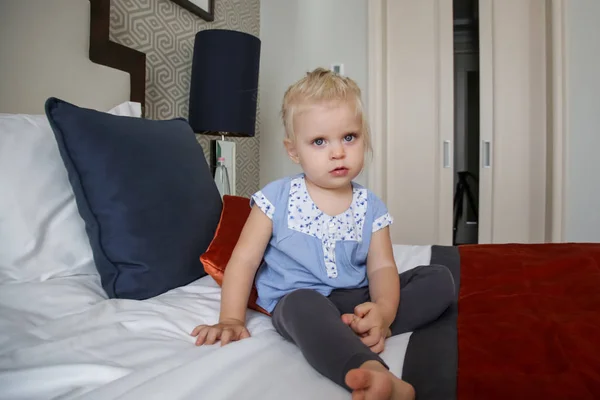 Menina Criança Loira Bonito Camisa Algodão Azul Sentado Cama — Fotografia de Stock