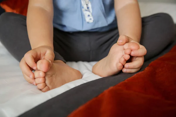 Nahaufnahme Der Füße Und Hände Von Kleinkindern Auf Dem Bett — Stockfoto