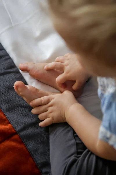 Nahaufnahme Der Füße Und Hände Von Kleinkindern Auf Dem Bett — Stockfoto