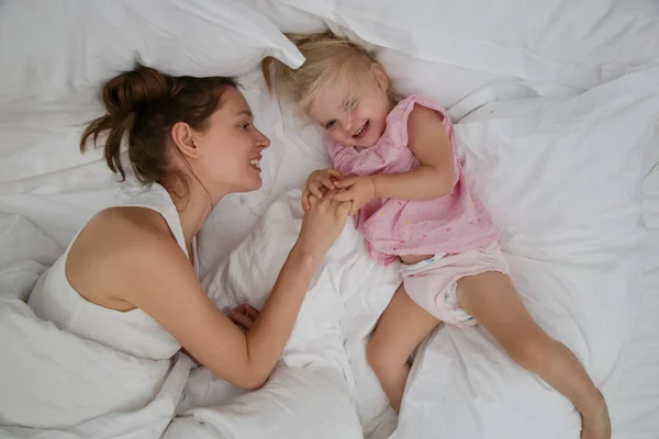 Μητέρα Και Βρέφος Μωρό Αγκαλίτσες Στο Κρεβάτι Αξιολάτρευτο Ξανθιά Μωρό — Φωτογραφία Αρχείου