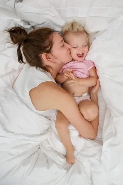 Mutter Und Ihr Baby Kuscheln Bett Entzückendes Blondes Baby Und — Stockfoto