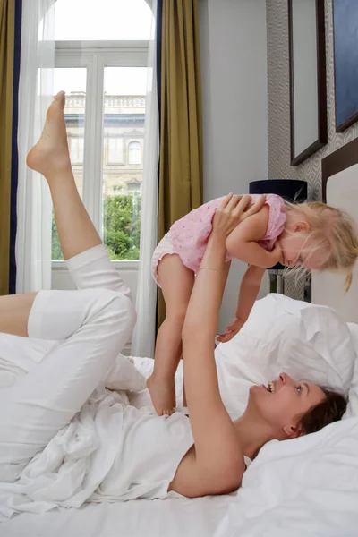 Mãe Seu Bebê Bebê Cuddling Cama Adorável Bebê Loiro Sua — Fotografia de Stock