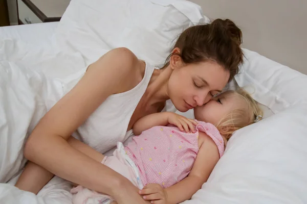 Μητέρα Και Βρέφος Μωρό Αγκαλίτσες Στο Κρεβάτι Αξιολάτρευτο Ξανθιά Μωρό — Φωτογραφία Αρχείου