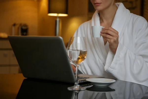 가운을 여성이 노트북에서 일하고 하루를 휴식을 취하고 아늑한 저녁을 보내고 — 스톡 사진