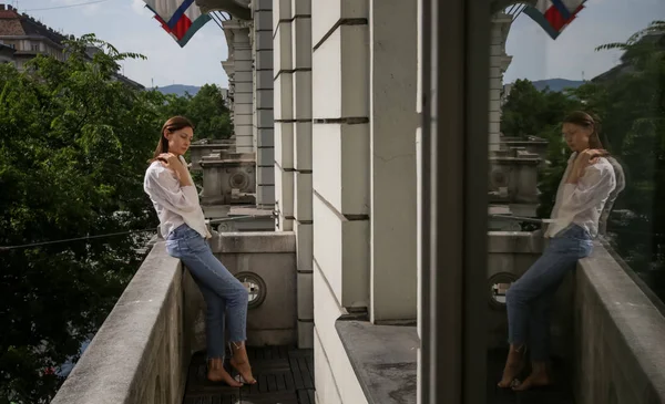 Портрет Кавказской Стильной Женщины Балконе Города — стоковое фото