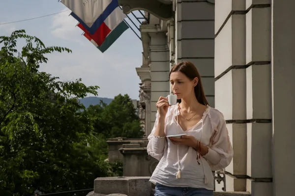 Portrait Une Femme Élégante Caucasienne Sur Balcon Ville Ayant Son — Photo