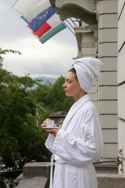 Femme Peignoir Serviette Tête Enveloppée Profitant Son Café Matin Balcon — Photo