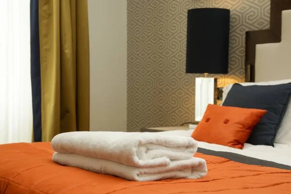 ホテルスイートのベッドに置く清潔なバスタオル — ストック写真