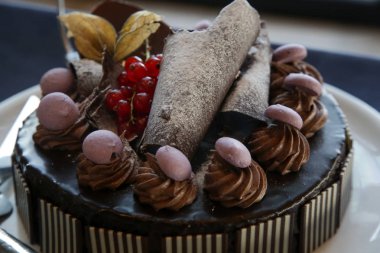 Güzel dekore edilmiş çikolatalı mus kek. Tatil pastası kutlaması.