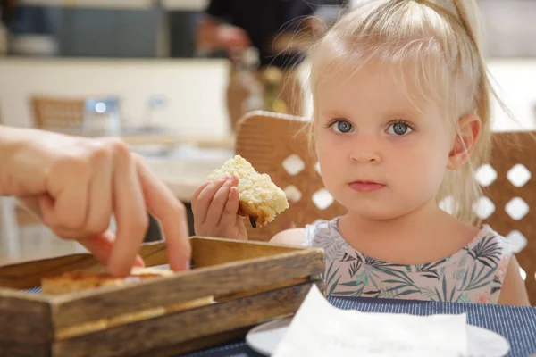 Ευτυχισμένο Νήπιο Κορίτσι Κάθεται Στο Τραπέζι Του Εστιατορίου Και Τρώγοντας — Φωτογραφία Αρχείου
