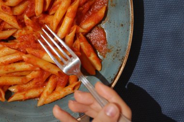 Basit bir domates soslu Penne makarna